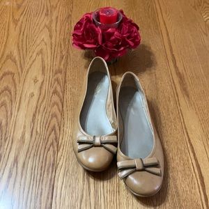 Tan Easy Spirit flats with cute zipper bow!
